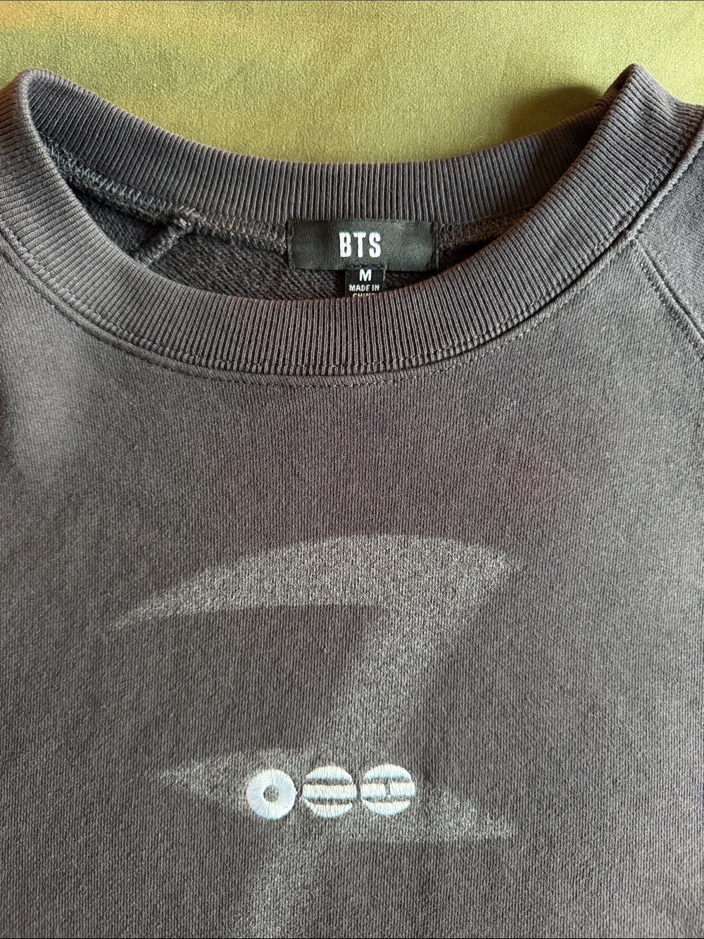 {BTS} Arirang Tour crew neck sweater pullover M + V’s Layover EP - Picture 4 of 12